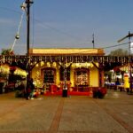 Villa iluminada en la estación del ferrocarril